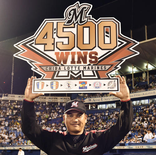 ヤクルト対ロッテ　球団通算4500勝利を達成し記念のボードを掲げるロッテ井口監督（撮影・滝沢徹郎）