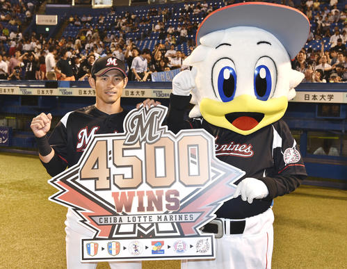 ヤクルト対ロッテ　ヒーローインタビューを終え球団通算4500勝利の記念ボードを手に記念撮影するロッテ荻野（撮影・滝沢徹郎）