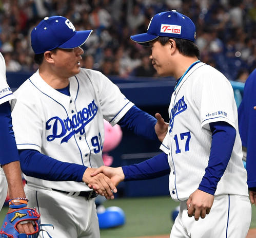 中日対日本ハム　柳（右）を祝福する与田監督（撮影・前岡正明）