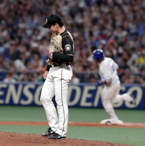 中日対日本ハム　6回裏中日1死、ビシエド（右奥）に左越えソロ本塁打を浴びる日本ハム有原（撮影・佐藤翔太）
