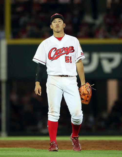 9回表オリックス1死、大城の打球を一塁へ悪送球する小園（撮影・栗木一考）