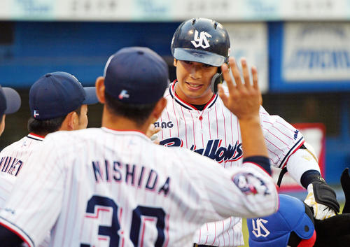 ヤクルト対ロッテ　1回裏ヤクルト無死、同点の左越えソロ本塁打を放った山田哲（奥）は生還しナインとタッチを交わす（撮影・滝沢徹郎）