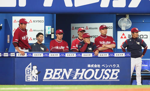 DeNA対楽天　厳しい表情で戦況を見つめる平石監督（左から3人目）ら楽天首脳陣（撮影・足立雅史）