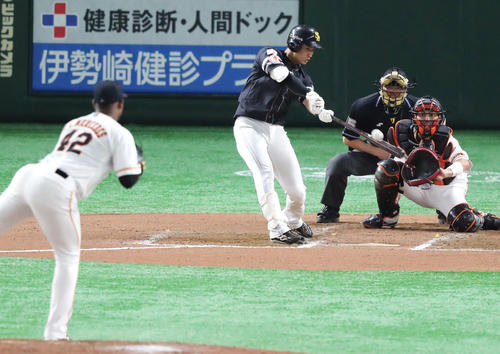巨人対ソフトバンク　6回表ソフトバンク無死、右越えソロ本塁打を放つ上林（撮影・垰建太）