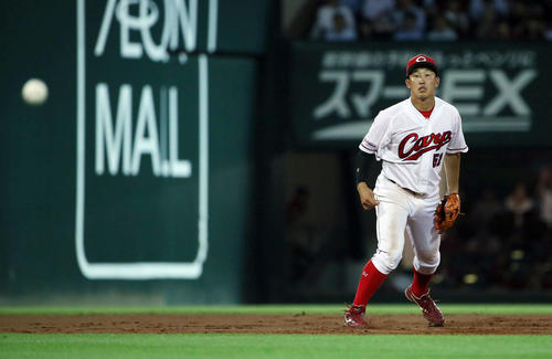 広島対オリックス　9回表オリックス1死、大城滉二の打球を一塁へ悪送球する小園海斗（撮影・栗木一考）