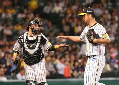 阪神対西武　8回表を抑えた藤川球児（右）は梅野隆太郎の出迎えにタッチする（撮影・上山淳一）