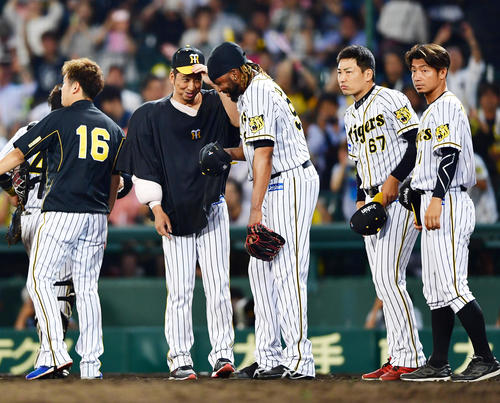阪神対西武　継投で好投し勝利を祝う、左から西、藤川、ドリス、岩崎ら（撮影・清水貴仁）