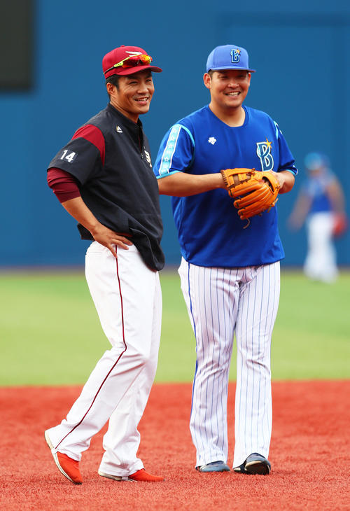 試合前、談笑する楽天則本昂（左）とDeNA筒香（撮影・足立雅史）