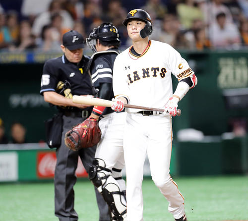 巨人対ソフトバンク　9回裏巨人1死、坂本勇は空振り三振で5打席連続三振となり、がっくり引き揚げる（撮影・浅見桂子）