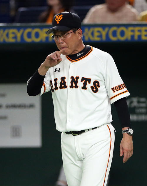 巨人対ソフトバンク　6回表ソフトバンク2死満塁、選手の交代を告げる原監督（撮影・狩俣裕三）