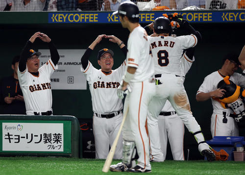 巨人対ソフトバンク　5回裏巨人無死、ソロ本塁打を放った丸（右）を丸ポーズで迎える原監督（中央）ら巨人ベンチ（撮影・狩俣裕三）