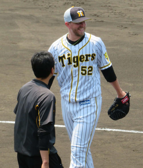 シート打撃登板を終え、笑顔を見せる阪神ピアース・ジョンソン投手（撮影・磯綾乃）