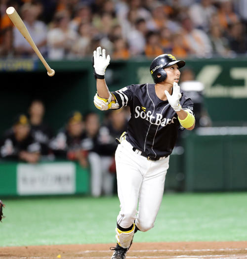 巨人対ソフトバンク　6回表ソフトバンク2死満塁、福田は右翼に勝ち越し満塁本塁打を放つ（撮影・浅見桂子