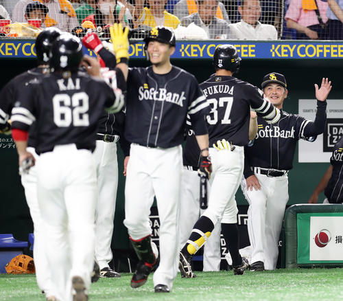 巨人対ソフトバンク　6回表ソフトバンク2死満塁、福田（右から2人目）が右翼勝ち越し満塁本塁打を放、笑顔で迎える工藤監督（右）。手前は千賀（撮影・浅見桂子