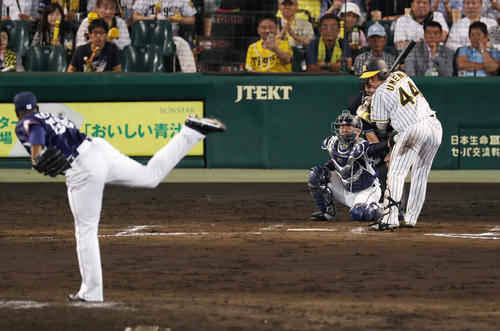 阪神対西武　7回1死満塁、阪神梅野は押し出し死球を受ける（撮影・前田充）