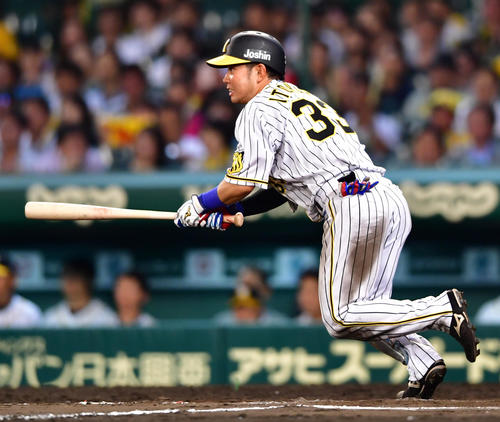 阪神対西武　8回裏阪神1死二塁、中前適時打を放ち貴重な追加点をあげる糸原健斗（撮影・清水貴仁）