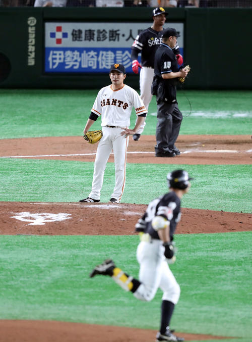巨人対ソフトバンク　6回表ソフトバンク2死満塁、代打福田（手前）に満塁本塁打を浴びぼうぜんとする森福（撮影・垰建太）