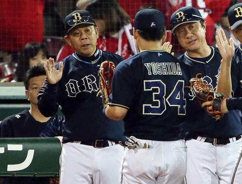 広島対オリックス　広島に勝利し吉田正尚（右）らナインを出迎える西村徳文監督（撮影・栗木一考）