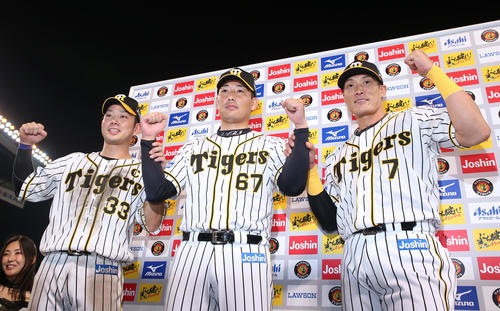 阪神対西武　お立ち台で勝利を祝う、左から糸原、岩崎、糸井（撮影・上山淳一）