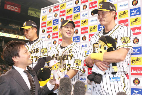 阪神対西武　西武に勝利しヒーローインタビューで糸原健斗（中央）は笑顔を見せる（撮影・上山淳一）