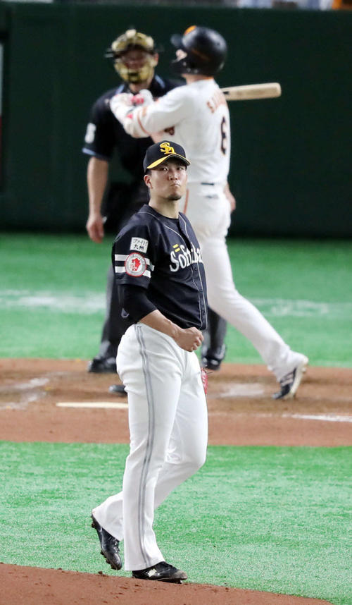 3回、坂本勇（後方）を三振に仕留めガッツポーズする千賀（撮影・垰建太）