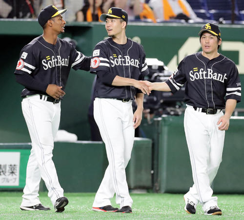 勝利投手の千賀（中央）はグラシアル（左）と甲斐と称え合う（撮影・浅見桂子）