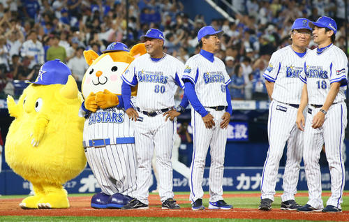 サヨナラ勝利に笑顔を見せるDeNAラミレス監督（左端）（撮影・足立雅史）