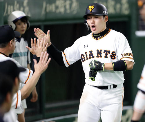 巨人対ソフトバンク　6回裏巨人1死二塁、阿部の中前適時打で、生還した丸は原監督らとハイタッチ（撮影・浅見桂子）