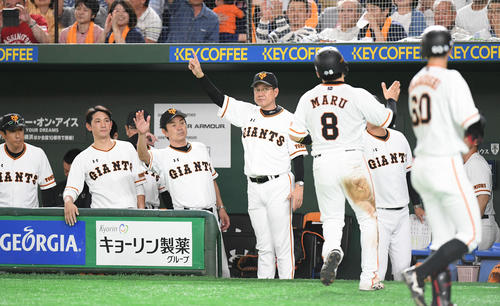 6回裏巨人1死二塁、阿部の中前適時打で生還した丸をベンチで迎える原監督（中央）（撮影・加藤諒）