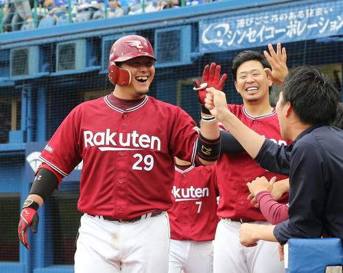 DeNA対楽天　7回表楽天2死一塁、山下（左）は左越え2点本塁打を放ちナインの出迎えに笑顔を見せる。右は浅村（撮影・足立雅史）
