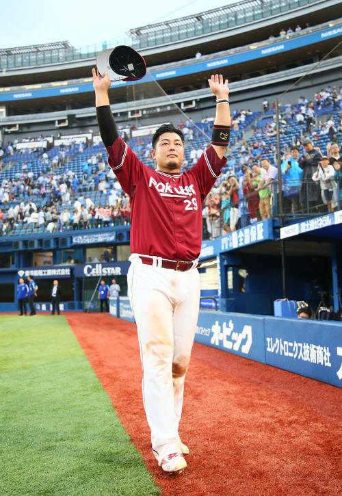 DeNA対楽天　乱打戦を制しファンの声援に応える楽天山下（撮影・足立雅史）