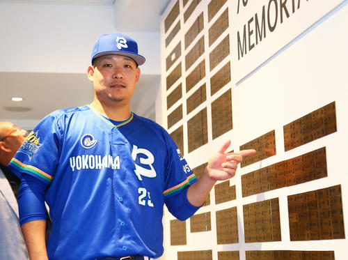 DeNA球団創設70周年を記念した自身のプレートを披露する筒香（撮影・足立雅史）