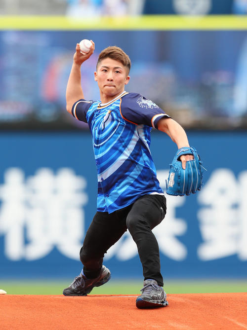 DeNA対楽天　始球式を務めた井上（撮影・足立雅史）