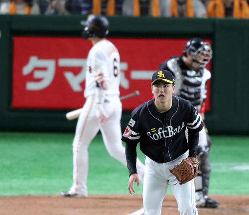 巨人対ソフトバンク　1回裏巨人1死、坂本勇（左）を三振に仕留めスコアボードを見つめる高橋礼（撮影・垰建太）