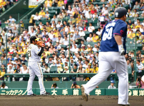 阪神対西武　2回表西武1死、中村剛也に先制本塁打を浴びる岩田稔（撮影・清水貴仁）