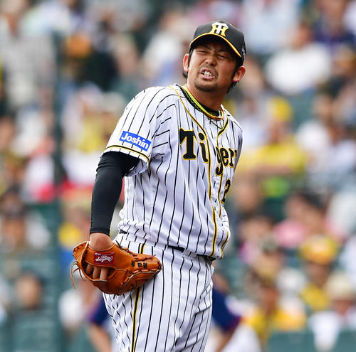 4回表西武2死、中村剛也に2打席連発となる左越え本塁打を浴びる岩田（撮影・清水貴仁）