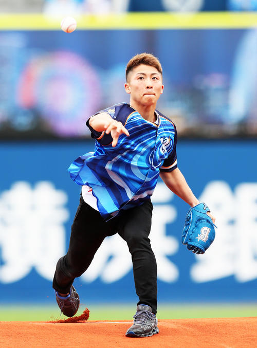 始球式を務めた井上（撮影・足立雅史）