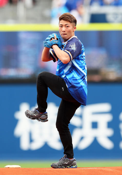 始球式を務めた井上（撮影・足立雅史）
