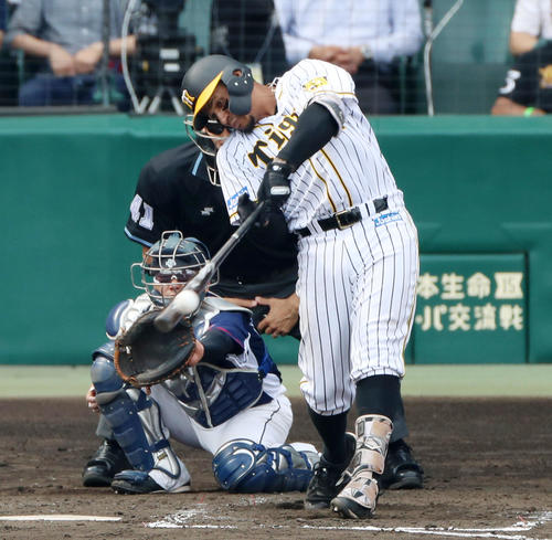 阪神対西武　4回裏阪神1死二、三塁、マルテは左前適時打を放つ（撮影・加藤哉）