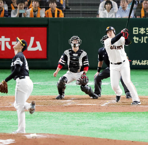 3回裏巨人2死一、三塁、右越え適時二塁打を放つ岡本和真。投手高橋礼（撮影・垰建太）