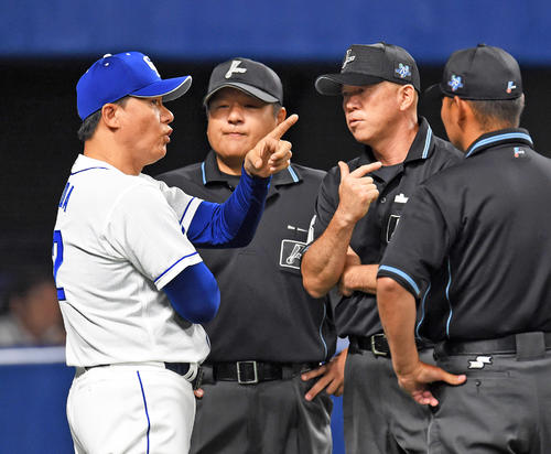 4回裏中日1死三塁、平田良介の三ゴロで本塁突入した松井雅人がタッチアウトの判定に対し審判団に抗議する与田剛監督（撮影・森本幸一）