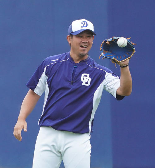 昨日の試合登板から一夜明け、明るい表情でキャッチボールをする松坂大輔（撮影・森本幸一）