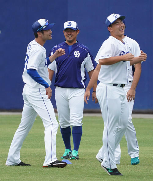 昨日の試合登板から一夜明け、ナインと共に明るい表情で調整する松坂大輔（撮影・森本幸一）