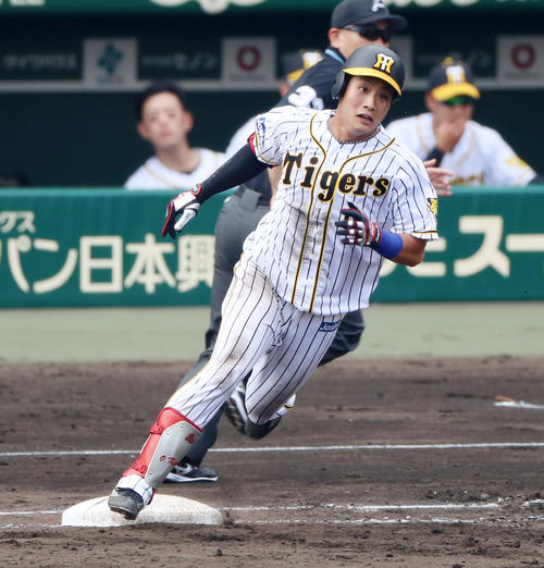 阪神対西武　5回裏阪神無死一塁、木浪は左越え適時二塁打を放つ（撮影・加藤哉）