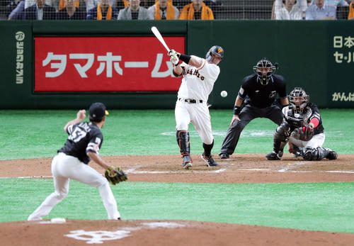 巨人対ソフトバンク　6回裏巨人1死二塁、中前適時打を放つ阿部。投手嘉弥真（撮影・垰建太）