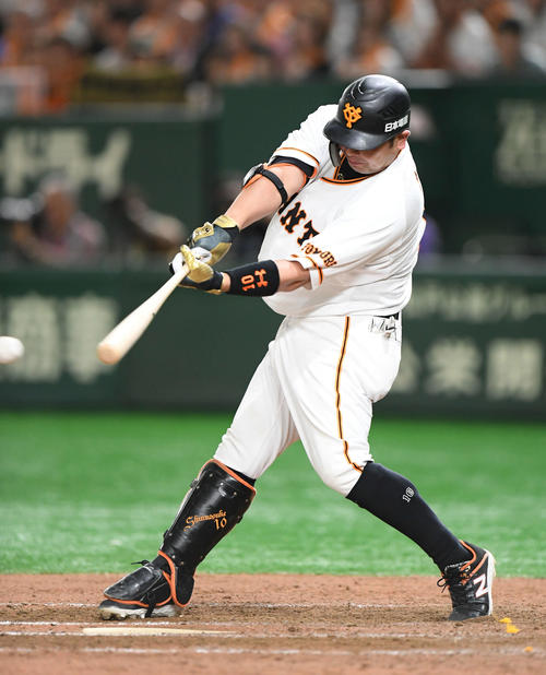 6回裏巨人1死二塁、阿部は中前適時打を放つ（撮影・加藤諒）