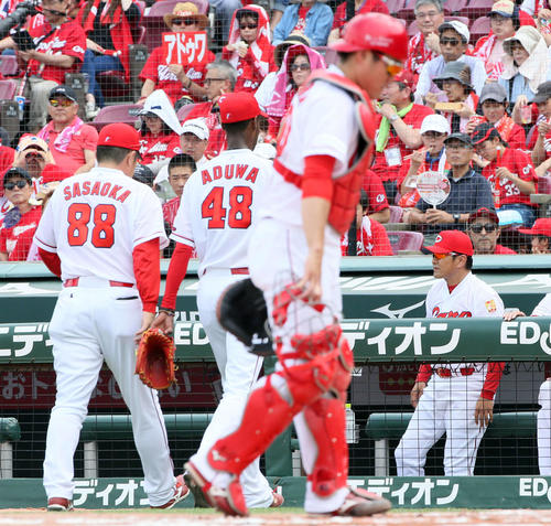 広島対オリックス　3回表オリックス1死、福田周平の投ゴロの打球が当たり治療に向かうアドゥワ誠とベンチの緒方孝市監督（右）（撮影・栗木一考）