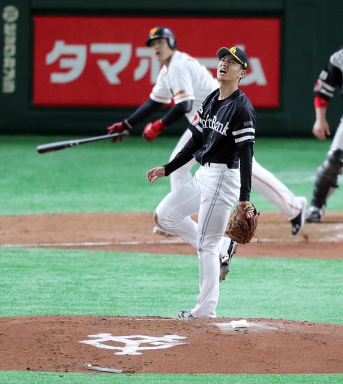 巨人対ソフトバンク　3回裏巨人2死一、三塁、岡本（後方）に適時二塁打を浴び厳しい表情の高橋礼（撮影・垰建太）