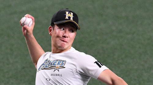 中日対日本ハム　力強いキャッチボールを行う吉田輝（撮影・前岡正明）