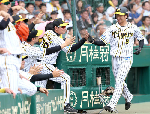 阪神対西武　4回裏阪神無死三塁、近本（右）は糸井の中前適時打で生還し笑顔でハイタッチ（撮影・上山淳一）